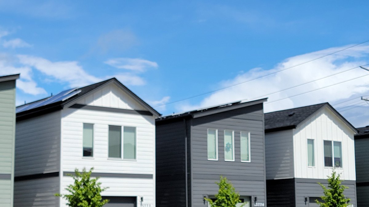 ASG52's tweet image. Hard to get pics on the roof of townhomes from the street, but we're making progress in Vancouver! #solar #affordablehousing 
zeffy.com/en-US/donation…