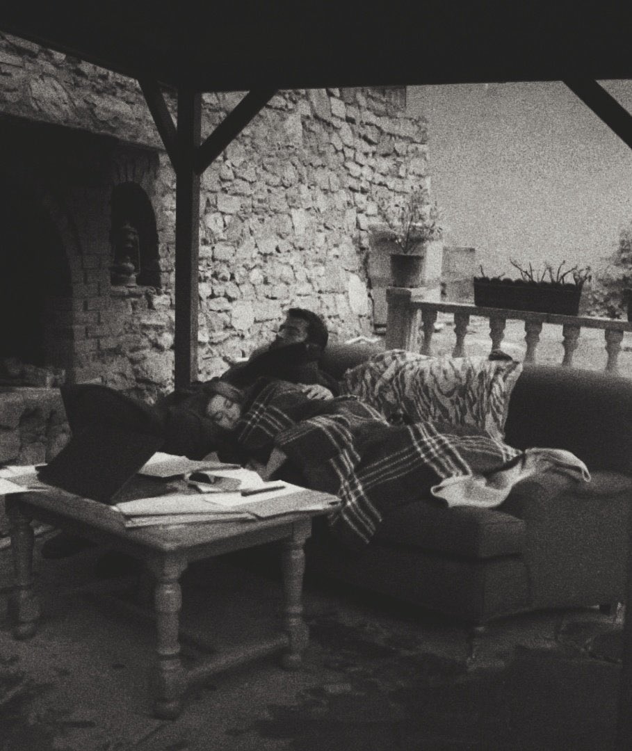 Chimchi66758671's tweet image. ما ضرَّ لو ودَّعتَنِي؟
ومنحتَني فصلَ الخِتامْ؟
حتى أريحَ يديَّ من
تقليبِ آخر صفحةٍ
من قصّتي..
تلك التي يشتدُّ أبْيَضُها فيُعميني
إذا اشتدَّ الظلامْ
حتى أنامْ
#AfraSaraçoğlu #Kenanİmirzalıoğlu #Abi