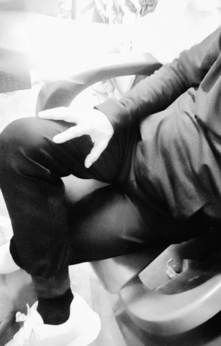 تباہ ہو کر بھی تباہی نہیں دیکھتی 
یہ عشق ہے جناب 
اس کی دوائی نہیں بکتی 
#قومی_زبان