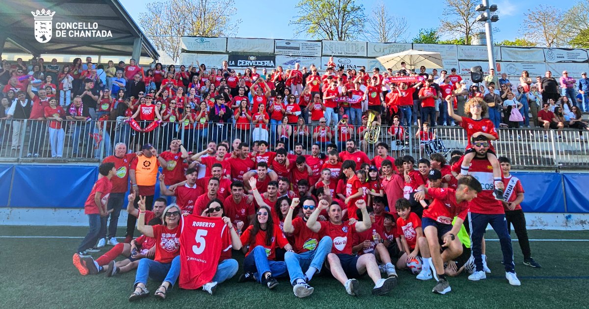 ChantadaConcell's tweet photo. A @sdchantada volve ser de Preferente! Moitos parabéns, equipo! Esta tarde a #SDChantada gañou o partido no Sangoñedo contra o Castro e Chantada celebrou a vitoria e o salto de categoría!
O alcalde e a concelleira de Deportes tamén estiveron apoiando á #EseDé #Chantada. https://t.co/pjaJfQdKDI