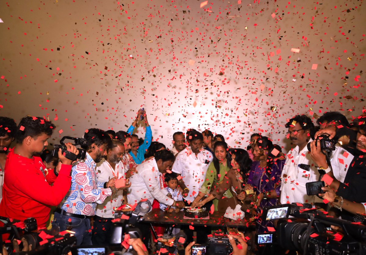 SearchTamil's tweet image. Fans festival continues – Week 3 and #Leader is unstoppable 🥳💥

@thelegendoffl #LegendSaravanan #லீடர் ❤️‍🔥

#LeaderRunningSuccessfully

Starring: @yoursthelegend 🔥
A @Dir_dsk directorial 🎬
A @GhibranVaibodha musical 🎵

🎟️ Book your tickets here: movies.starviva.in/movie/leader