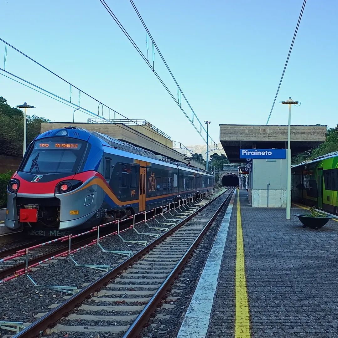 Nedělní podvečer v sicilském Pirainetu. 🇮🇹🚆😎 #treno #trenitalia