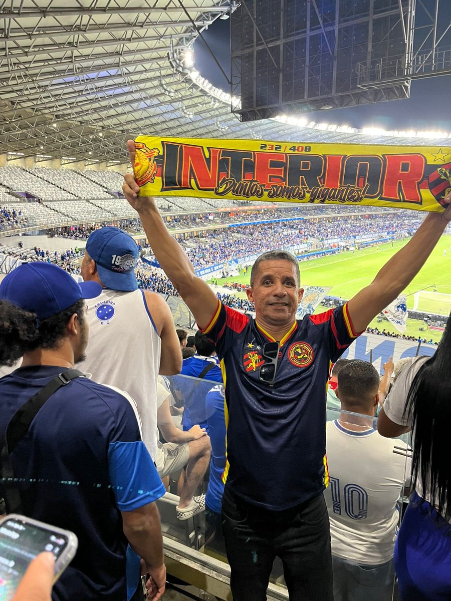 Ontem após o jogo América-MG x Sport, membros do consulado Leões de Caruaru foram ao Mineirão acompanhar Cruzeiro x Grêmio.

“Sabemos que a torcida é aliada, fomos com a camisa do Sport, não tivemos problema nenhum pra entrar, a torcida do Cruzeiro abraçou muito a gente, brincou,