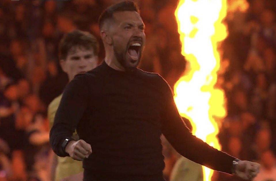 Se o Farioli já parou de correr? Não! E não vai parar até esta equipa ser campeã. Nós merecemos. Ele merece muito 💙 Faltam 3 vitórias ⚔️