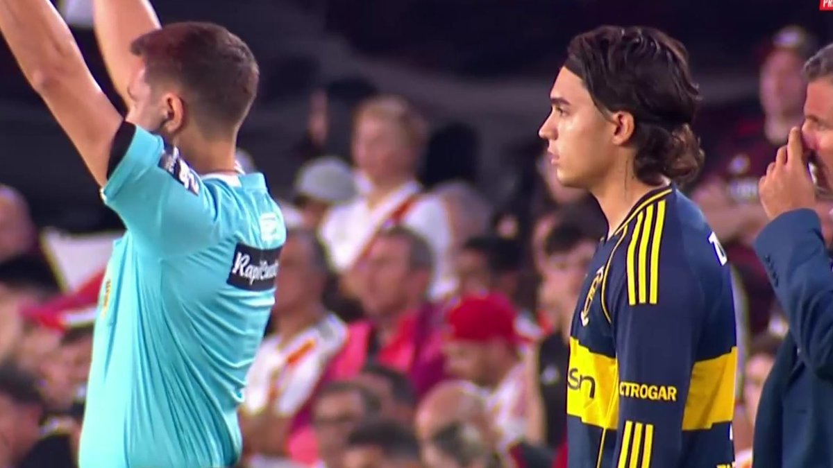 TyCSports's tweet image. ¡EL CHANGUITO A LA CANCHA!

A los 69', Zeballos ingresó en lugar de Merentiel en el triunfo parcial de #Boca ante #River.