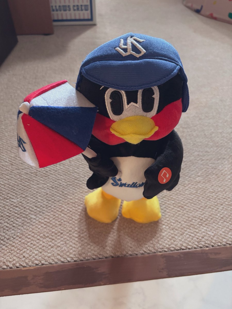 3_yklt's tweet photo. うちの1歳娘はつば九郎が怖いらしく、試しに入ってほしくない部屋のドア前にダンシングつば九郎を置いたら入らなくなった😂

#我が家の守護神
#つば九郎 https://t.co/fhbKH31cjp