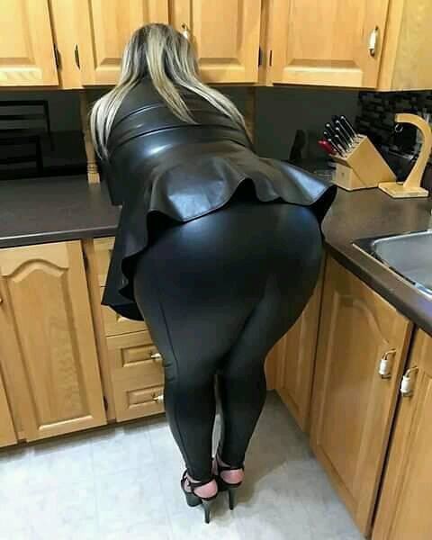spacceee34's tweet photo. This makes me so weak, s much leather and those heels 🥵🥵🥵🥵 https://t.co/tiLhO6ncZL