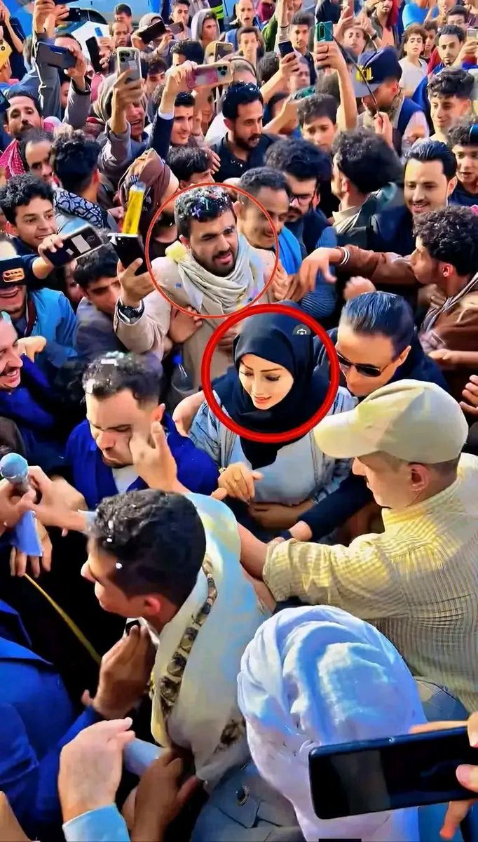 والله لن نسكت على هذه المياااعة يا رشة، نحن شعب محافظ ومسلم وشعب الإيمان والحكمة فما بالكم تحاولون تشويهنا ؟؟ 

لقد قامت الممثلة أشواق علي (رشة) بالدخول إلى وسط الرجال أثناء الافتتاح، كما قام أحد مرافقي أبو حيدر العولقي الذي يرتدي نظارة  بالوقوف خلف الممثلة واحتضانها وملامسة