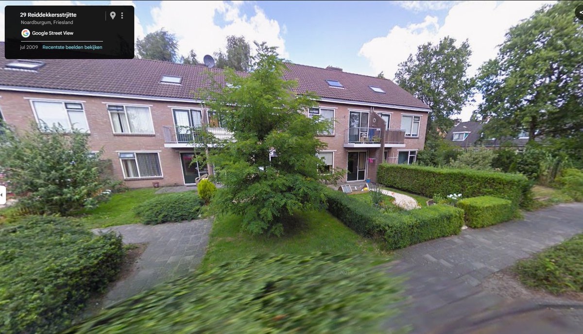 Mirjam152's tweet image. Ik keek rond in Noardburgum, in de buurt waar een Fries werd neergestoken door een Syriër. 

Links de straat in 2009, toen er wss nog Nederlanders woonden. Rechts 2023, toen de meeste sociale huur al naar fake-vluchtelingen gingen. 

Ze maken er wel wat van hè, van hun gratis