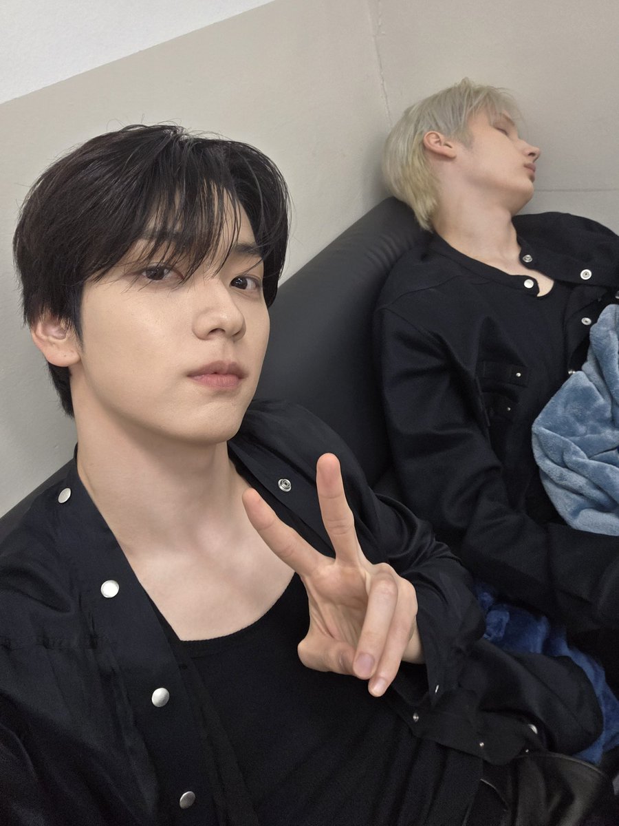 TXTColombia's tweet image. 💬[260413] Weverse DM | 🐰 #SOOBIN

🐰: Llegué al dormitorio.
🐰: Tomé estas (fotos) mientras estábamos en espera.
🐰: No le pedí permiso a Kai.
🐰: Tengo mucha hambre, así que pedí pollo frito.
🐰: Debería ducharme rápido, comer e irme a dormir.
🐰: De hecho, anoche estuve dando