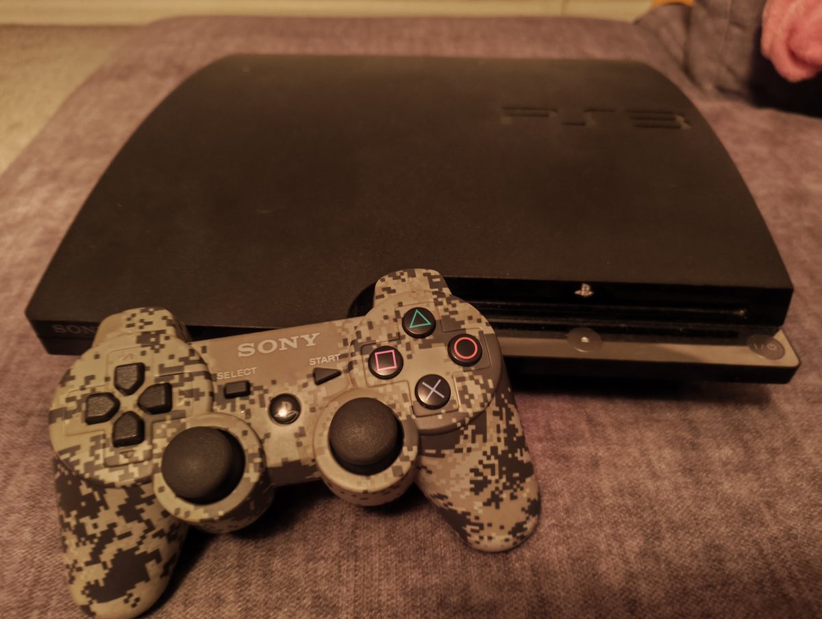 MrDJPea's tweet image. After last weekends somewhat unfavorable hardware failures I traded some spares and now have another #PS3... And as a sucker for funky controllers rather chuffed with the one included 👍🤟 Now to replay progress on the games I was working through 🙄👍🤟!!