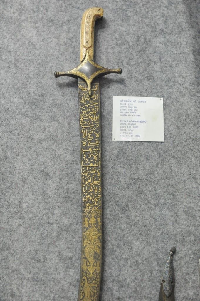 MusafirQalam's tweet photo. The sword of Shahenshah-e-Sultanat Al-Hindiyyah Aurangzeb Alamgir I 

The blade bears the Arabic inscription : 

"There is no warrior but Ali, there is no sword but Zulfiqar” 

Alongside the invocations :

 "Ya Allah, Ya Muhammad, Ya Ali" https://t.co/1W6h1FHtdC