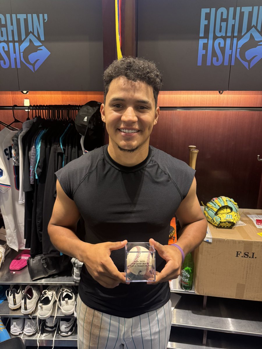 A la izquierda: Javier Sanoja con la pelota de su primer hit en Grandes Ligas, el 8 de septiembre de 2024. 

A la derecha: Javier Sanoja, hoy, con la pelota de su hit 100 en Grandes Ligas. 

#FightinFish