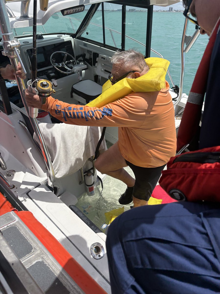 USCGSoutheast's tweet image. #Breaking @uscg Station Fort Myers Beach boat crew rescued 3 people, Sunday, near Fort Myers Beach, after their 26-foot vessel started taking on water. 

The three people were safely transferred to Station Fort Myers Beach Pier with no injuries reported. #SAR