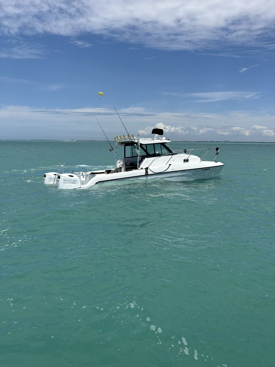 USCGSoutheast's tweet image. #Breaking @uscg Station Fort Myers Beach boat crew rescued 3 people, Sunday, near Fort Myers Beach, after their 26-foot vessel started taking on water. 

The three people were safely transferred to Station Fort Myers Beach Pier with no injuries reported. #SAR