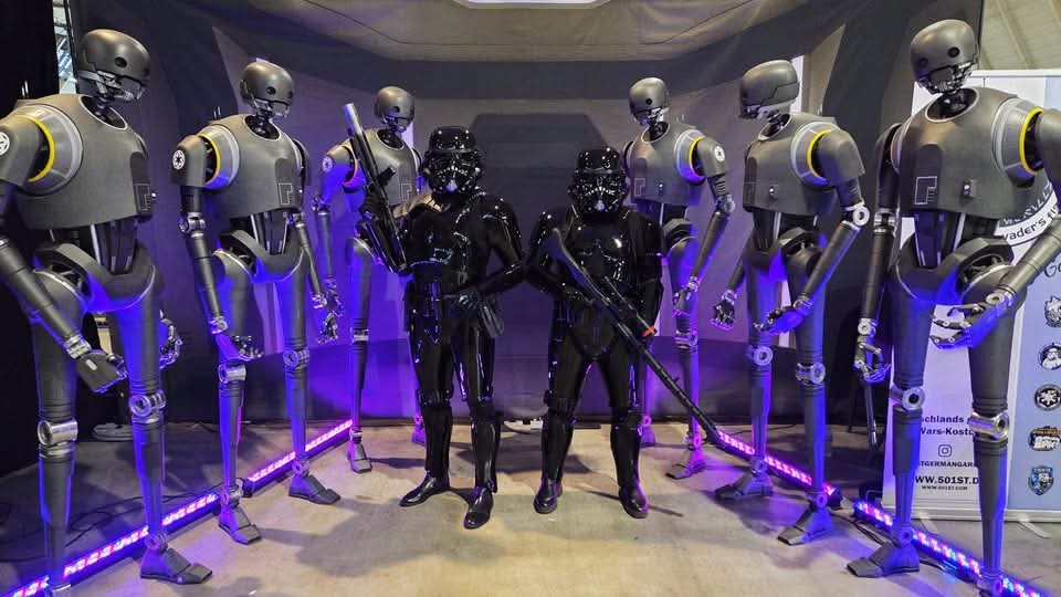 501stSpecOps's tweet photo. TX units do not require food, rest, or encouragement. They process threats in milliseconds &amp; respond with calibrated force. For SpecOps, this means one thing: objectives completed with maximum efficiency
TX25776 &amp; TX16770 of @501stGG
#specops #shadowtrooper #swiftsilentrelentless https://t.co/pIFZZTDLop