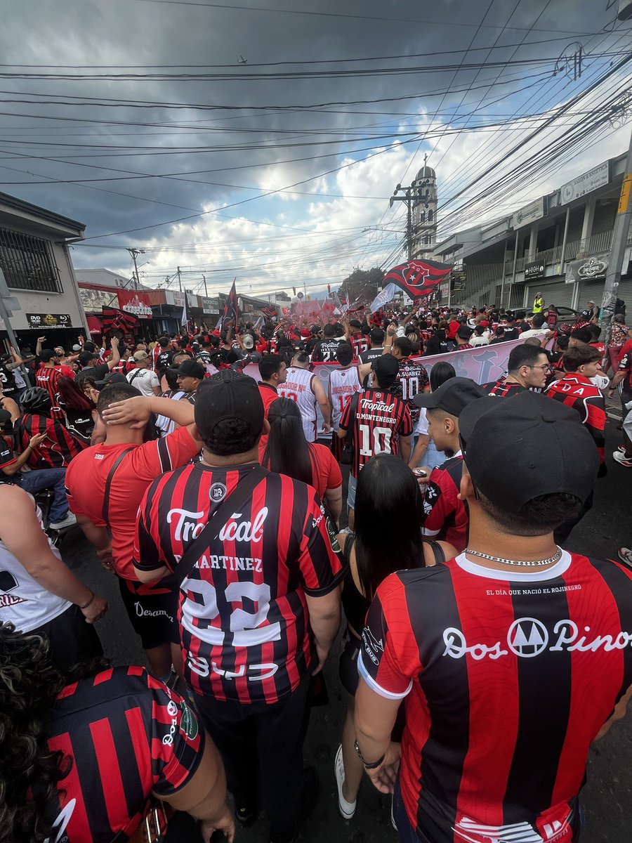 Fiesta solo una y ustedes saben cuál es ❤️🖤🤪