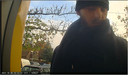 J41963735's tweet image. #Retweet (Maak m beroemd)
Oplichter Naarden Hoofddorp. Herkenning ?
politie.nl/gezocht/getuig…
#NieuwsInPerspectief