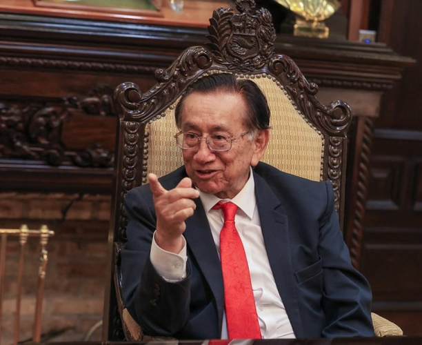 🇵🇪 Balcazar no puede permanecer ni un minuto más en el gobierno, su papel en el fraude electoral para beneficiar a los suecos de Saab Gripen y volver a Perú un vasallo de Brasil está comprobado.
Debe ser destituido y enjaulado por traición a la patria.