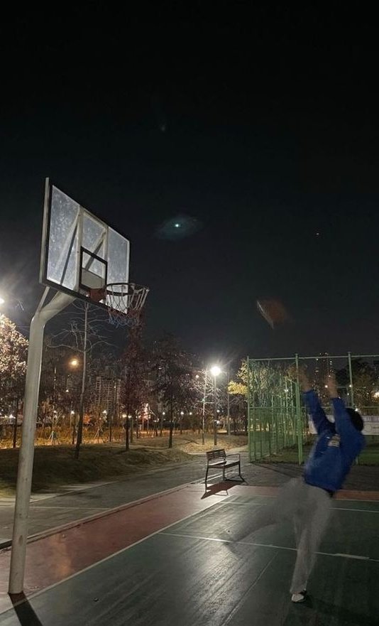 kentin insistió pasionalmente en que lo acompañara a la cancha (kim le ganó 4 veces)