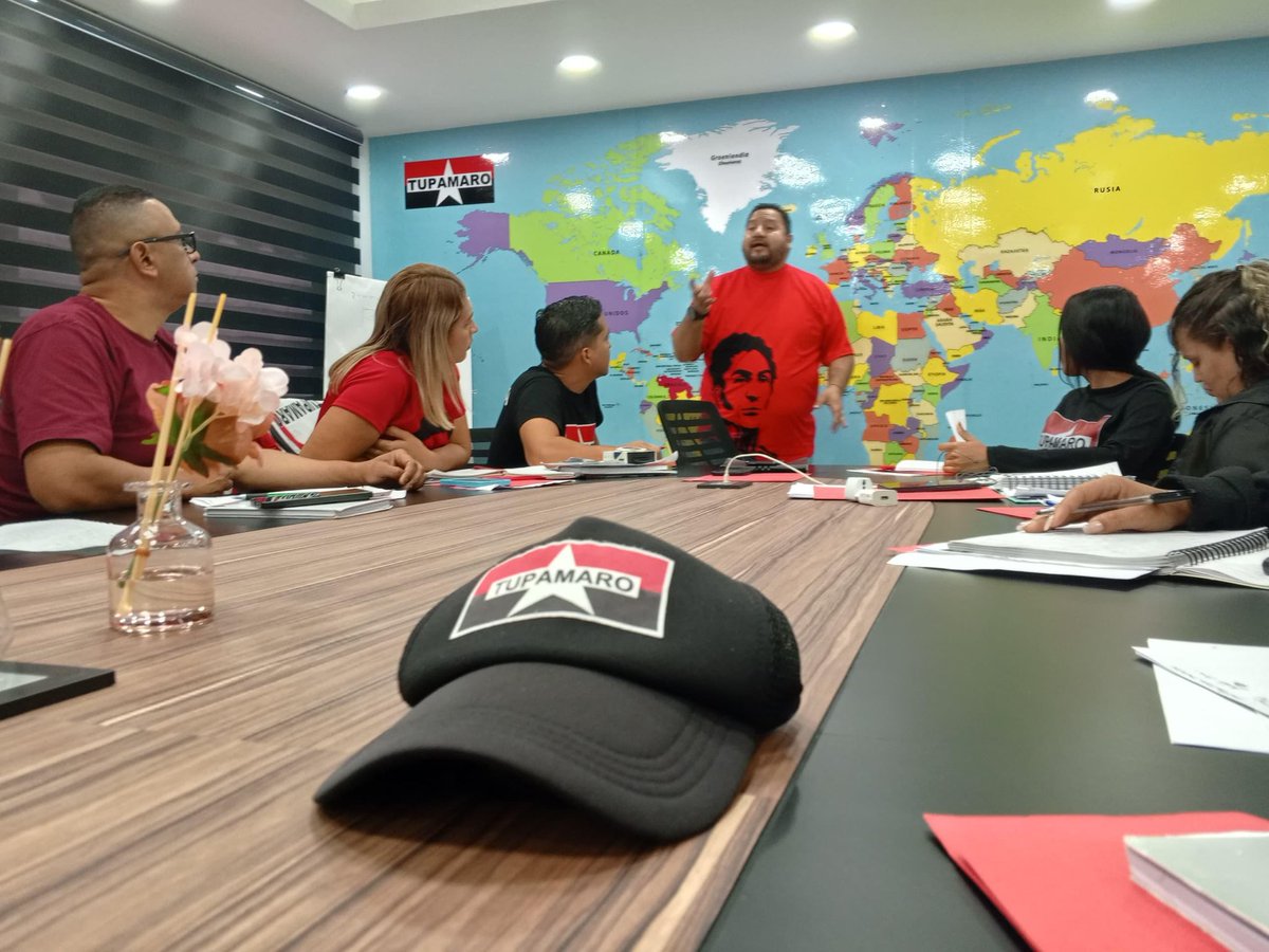 TupamaroMRT_'s tweet photo. En el segundo día de encuentro en la casa del partido "La Yaya", las Comisiones Nacionales de Propaganda y Comunicación profundizan el estudio en geopolítica internacional; un análisis crucial para comprender los procesos históricos de lucha y consolidar la visión revolucionaria de trabajo colectivo. ¡Rumbo al Secretariado Nacional Ampliado!

#SecretariadoNacionalMRT2026