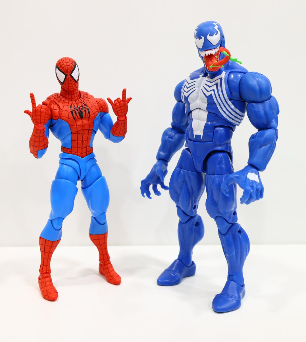 GAMERVERSE Figuarts Spider-Man and Marvel Legends Venom. Yeah, I think a Figuarts Blue Venom is in order. (^.^')