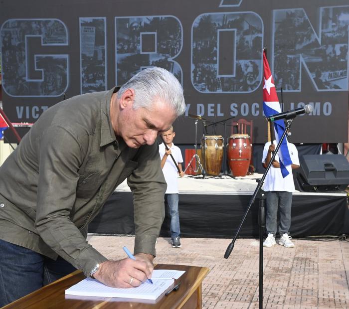 Deb_invexCuba's tweet photo. El Primer Secretario del Comité Central del @PCCuba y Presidente @DiazCanelB abrió, con su rúbrica, el movimiento "#MiFirmaPorLaPatria🇨🇺".
Lo haremos en el @MINCEX_CUBA,
junto a todos los #cubanos que amamos la Patria🇨🇺 sagrada. 
#Súmate compatriota! https://t.co/1UGmMbD8aX
