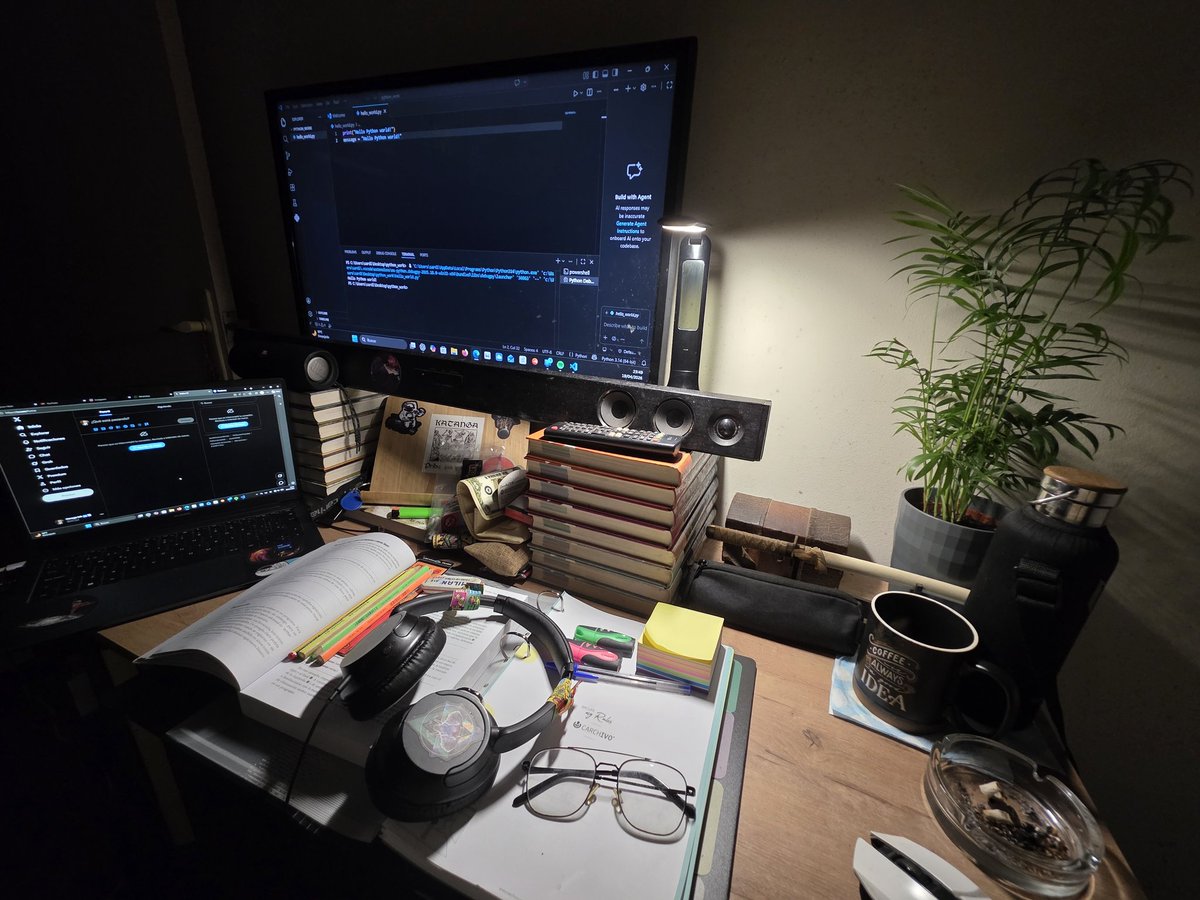 A17_GZ's tweet image. Bienvenidos a mi garage python lab 🍕🐍💻 aun voy en el capitulo 2 de las variables pero es proyecto personal asi que poco a poco 🙏 ✨️ @ehmatthes
#Python #SetupGoals #CodeAndChill #GarageLab #ProgrammerLife