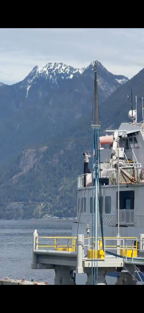 Nncim15's tweet image. #Breaking this from a friend of mine at the ferry terminal big standoff at the moment with a guy holding a knife on the ferry near the Horseshoe Bay terminal area. 
All sailings on hold and traffic backed up along the highway.  #bcferries #metalhealth