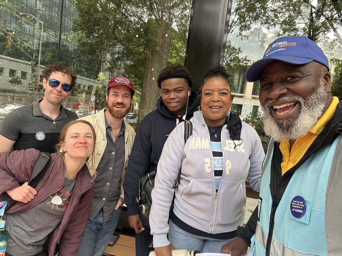 KelseaBondD2's tweet photo. We tried the new Rapid A-Line Bus! 🚌

It’s the perfect cool Sunday to get outside! 😎 I took my new rollerblades from Midtown to downtown along the @ATLStreetsAlive route (I only fell once), to meet friends and try out the new @MARTAtransit rapid bus line! https://t.co/ExcelmwwZR