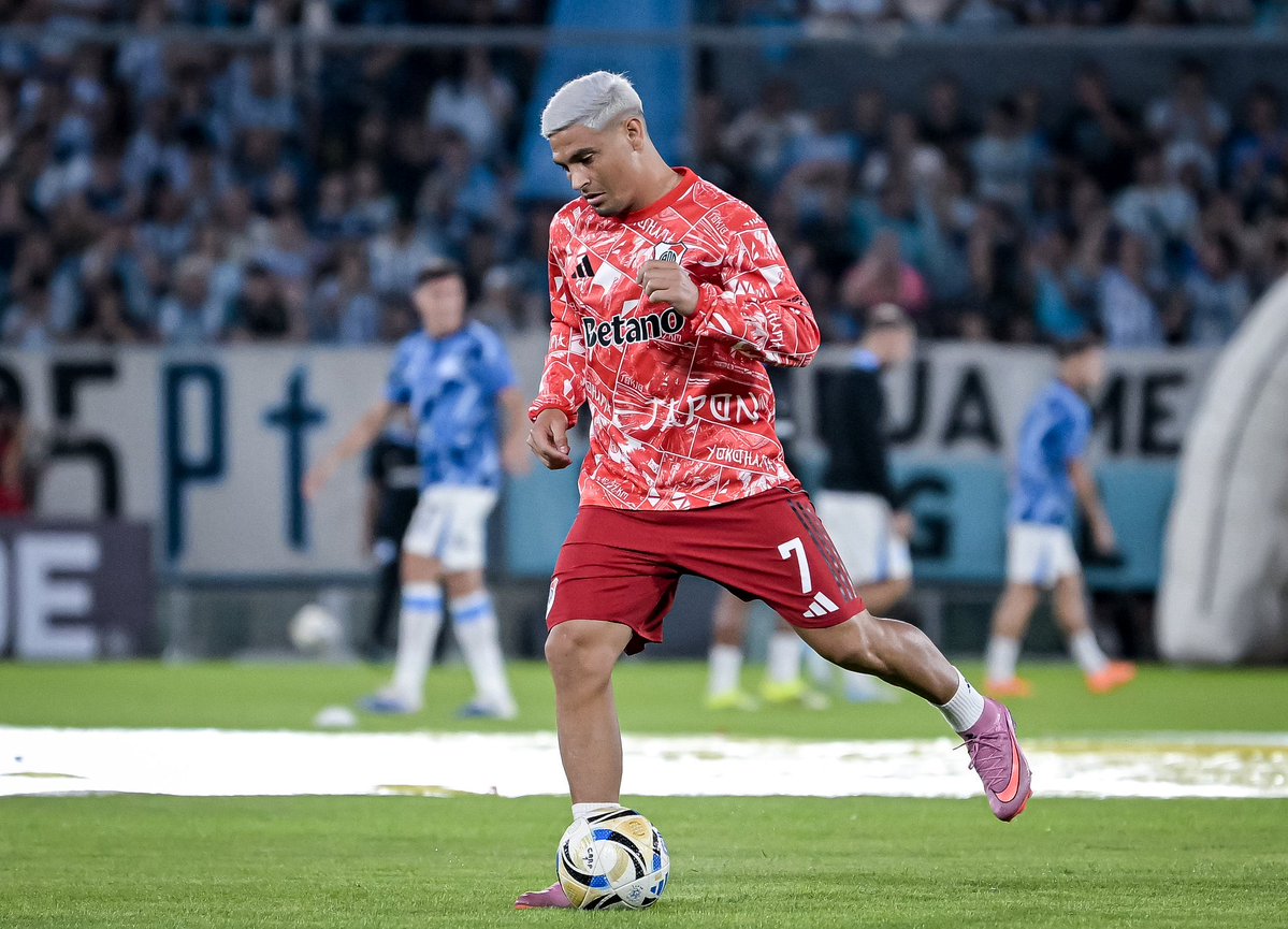 Los de River hablaban del pase de Leo Fernández a Peñarol y lo que se había pagado y ellos pagaron 9,5M usd por MAXI SALAS y hasta ahora ha sido un fiasco total.