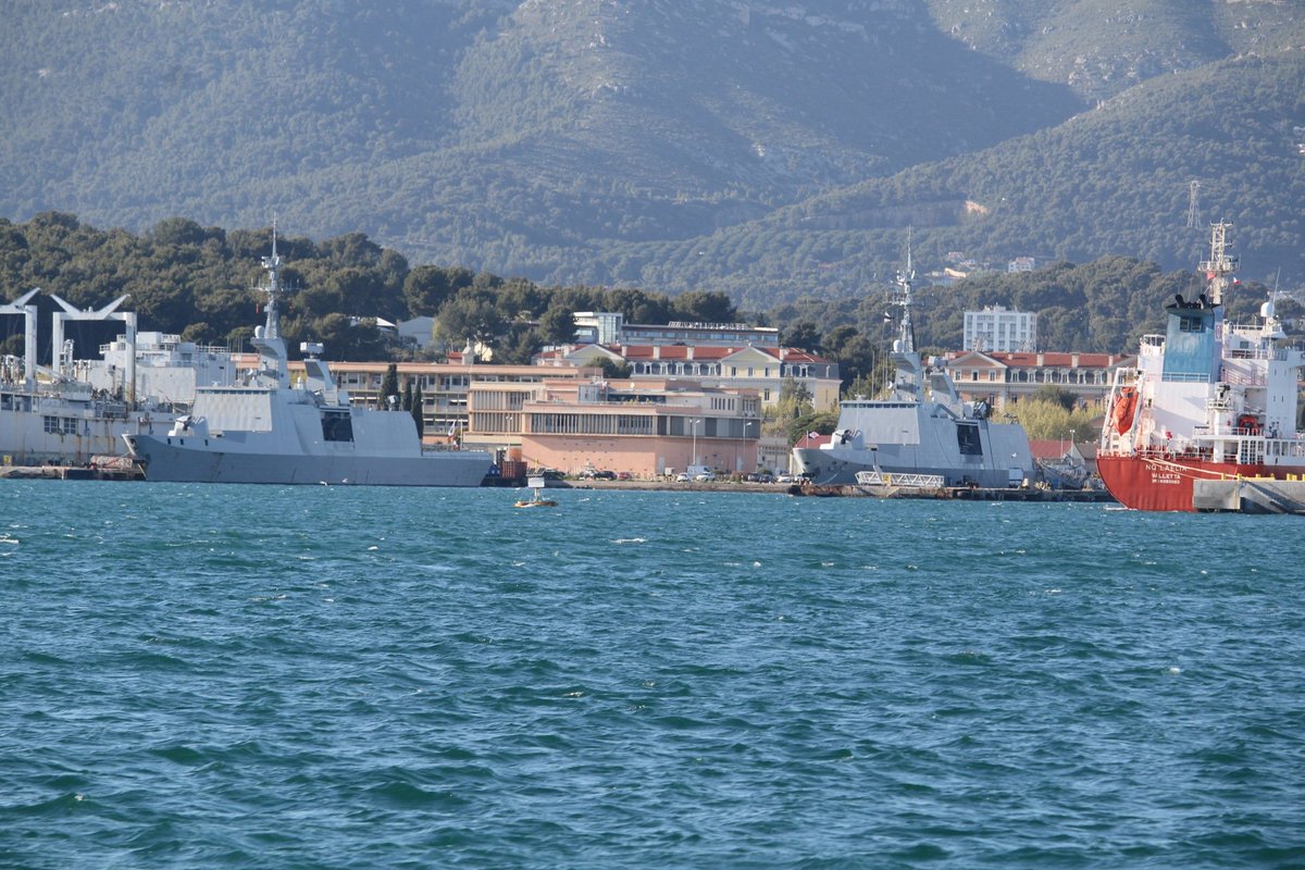 stoerfang's tweet photo. Nor that much going on in #Toulon these days. A #mistral, #Horizon, 2x #LaFayette and a few support vessels are at anchor. Also an itialian #Lerici class #minehunter @xaviervav @navalnewscom @WarshipCam https://t.co/hoUYbdw0aC