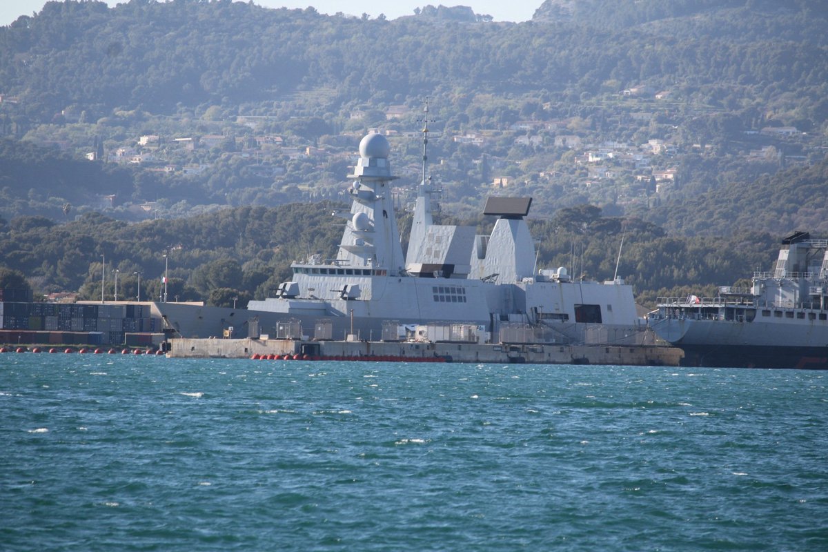 stoerfang's tweet photo. Nor that much going on in #Toulon these days. A #mistral, #Horizon, 2x #LaFayette and a few support vessels are at anchor. Also an itialian #Lerici class #minehunter @xaviervav @navalnewscom @WarshipCam https://t.co/hoUYbdw0aC