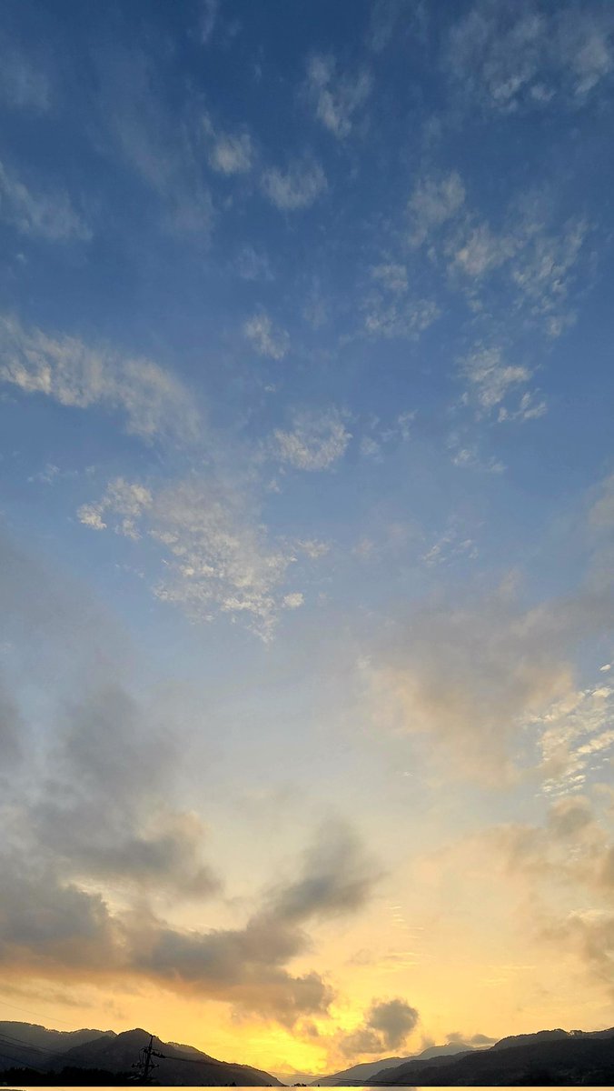 new_moon555's tweet image. おはよう😊
朝日を浴びて
パワー吸収🙌
今日もヨロシクね😉

#ケサソラ
#日の出
#朝日
#雲