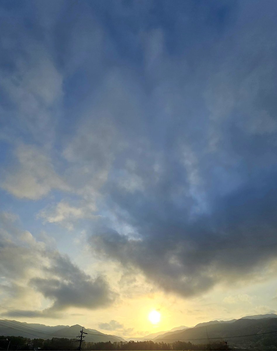 new_moon555's tweet image. おはよう😊
朝日を浴びて
パワー吸収🙌
今日もヨロシクね😉

#ケサソラ
#日の出
#朝日
#雲