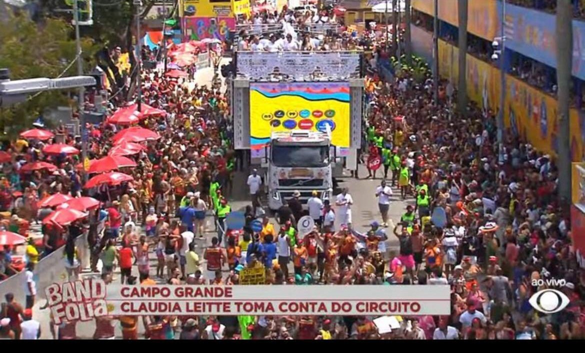 Vimos ontem uma enxurrada de fake news em relação ao Ivete Clareou que em relação ao público que é um evento pago com ingressos de até 700 reais. E  que o  evento já desmentiu.

Enquanto a sua colega de profissão Cláudia Leitte vem sofrendo com falta de público em shows.