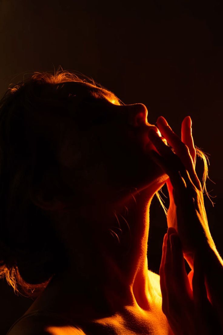 Yo, que sé... la sal de tu fervor
moldeo con ahínco el perímetro
y empuño tu demonio
humedeciendo los labios.
Lҽɳι🍷