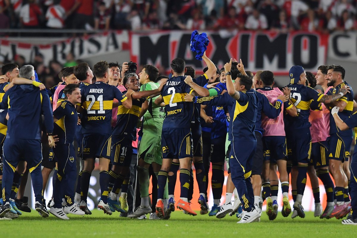 TyCSports's tweet image. 🗣️ "UN MINUTO DE SILENCIO PARA RIVER QUE ESTÁ MUERTO" 🎶

El cántico de los jugadores de #Boca en el Monumental, tras el triunfo ante #River.