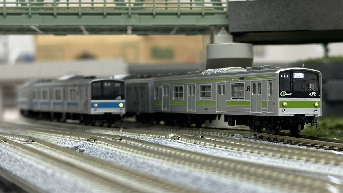 KaisokuKeihin's tweet photo. 今回のファインプレー、ながたかさん作の京急八ツ山橋モジュール。品川の列車が行き交う光景を楽しませていただきました。
3枚目はなぜこれで満足したのですかね…

宇都宮駅モジュールと八ツ山橋を接続した結果、なぜか蕨陸橋が生成されるバグが生じたため、国際興業バスを設置していただきました。 https://t.co/v475qVws4X