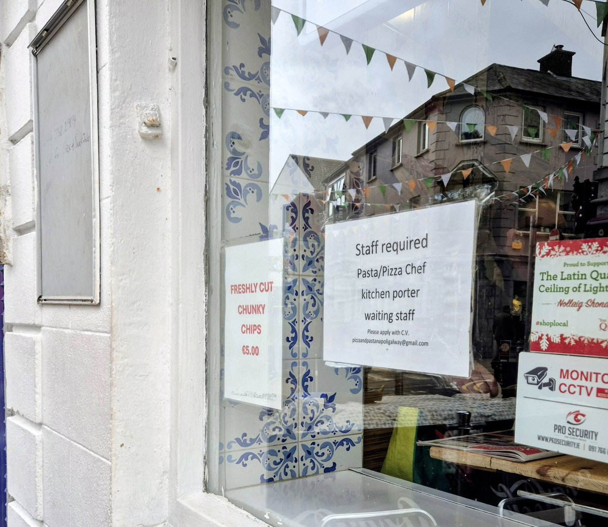 StaffWantedGwy's tweet image. Pizza/pasta chef, kitchen porter,  waiter
#Galway #jobfairy #staffWanted #restaurantJobs 
 galway.staff-wanted.net/2026/04/Kitche…