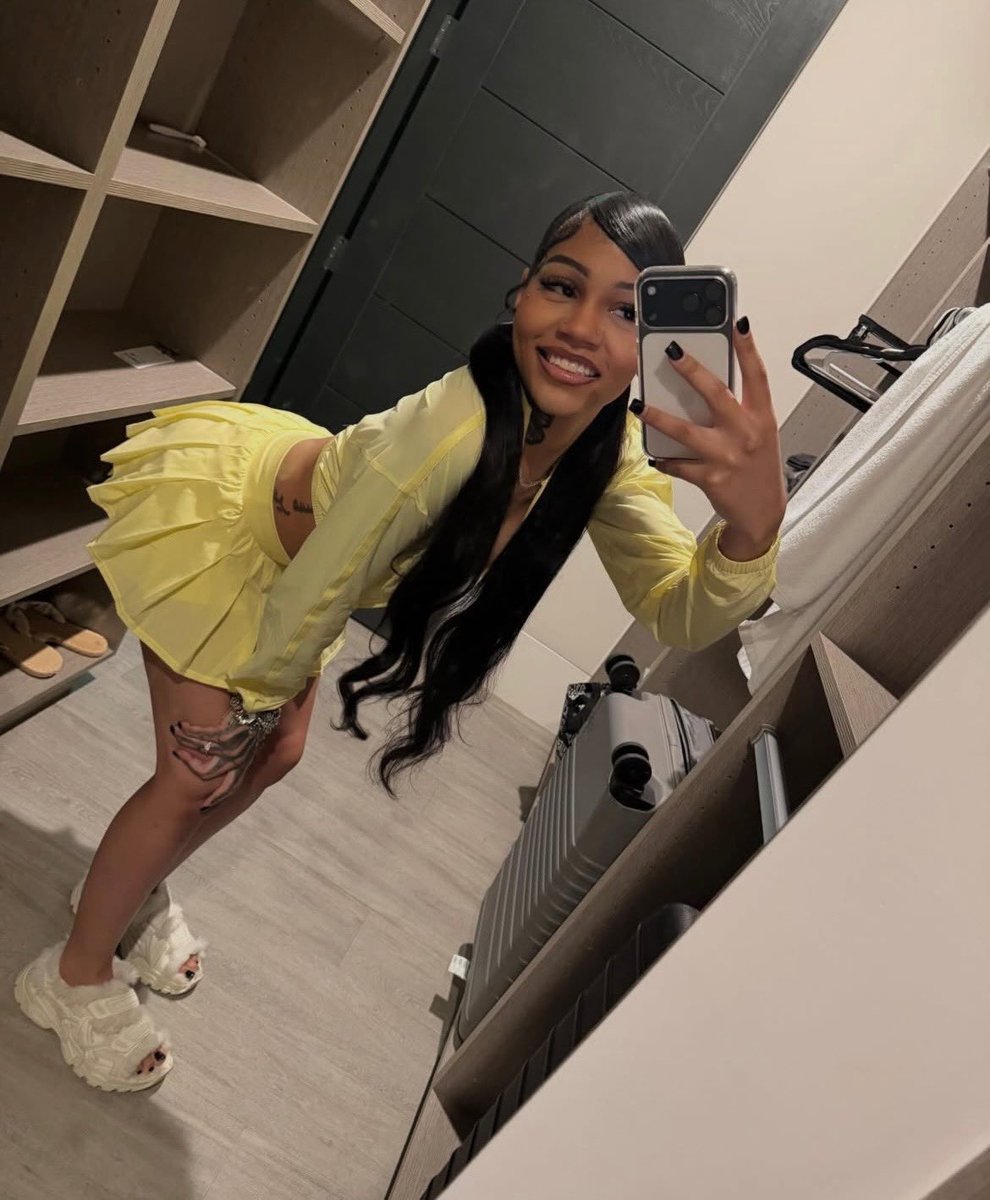 SHE SO SEXY 💛