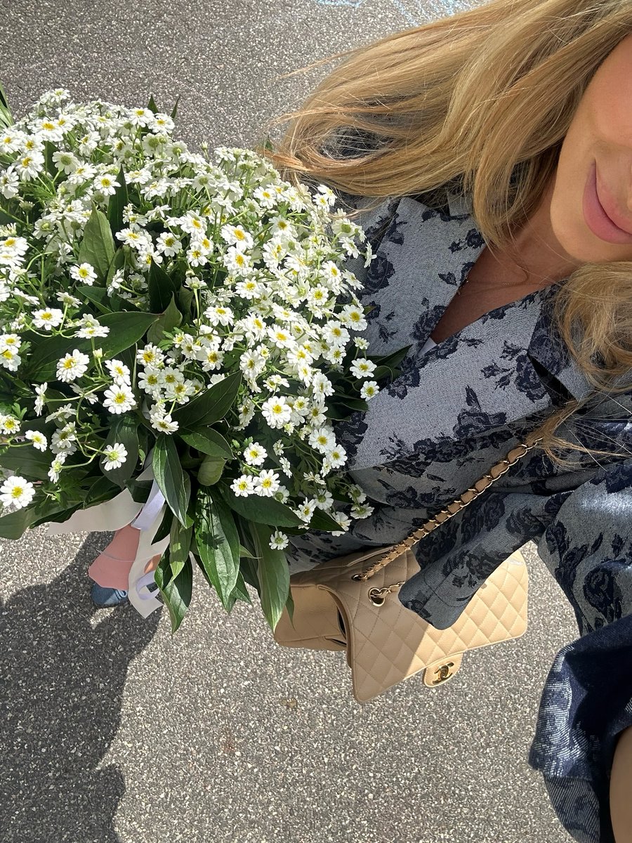 Oliviak2vb's tweet image. Finally, the weekend is here! No alarms, no rush, just me, a cup of coffee, and a good book. Pure bliss ☕📚 #WeekendVibes #ChillMode