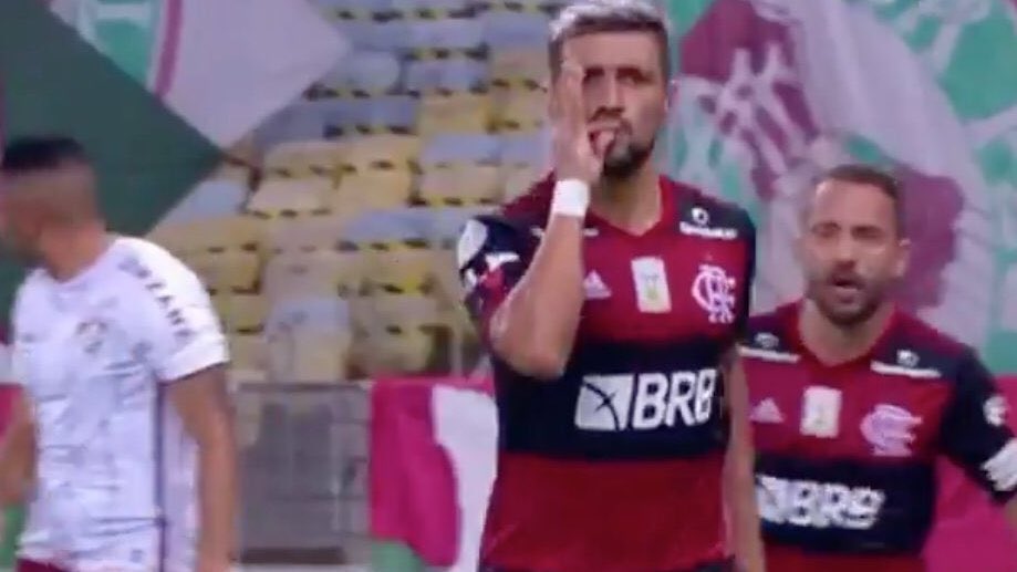 gente alguém pode me dizer pq que ninguém chamou o arrasca de marginal mas tao chamando o jk pela msm comemoração?