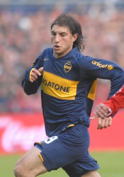 Les presento a HECTOR PALETTA, VAR del clásico entre River y boca, HINCHA RECONOCIDO de boca y hermano de GABRIEL PALETTA, ex jugador de boca.

Un penal para boca y otro que no le cobran a River en el último minuto, le hizo muy bien los mandados a Tapia y Riquelme.