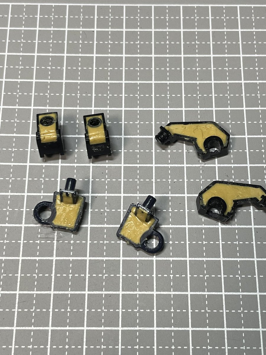 【趙雲OOガンダム制作⑲】
肉抜き穴をパテで埋め埋め！
眠過ぎて半分寝ながら作業してたら、パテの中にホコリ入ってて凹む……🫠