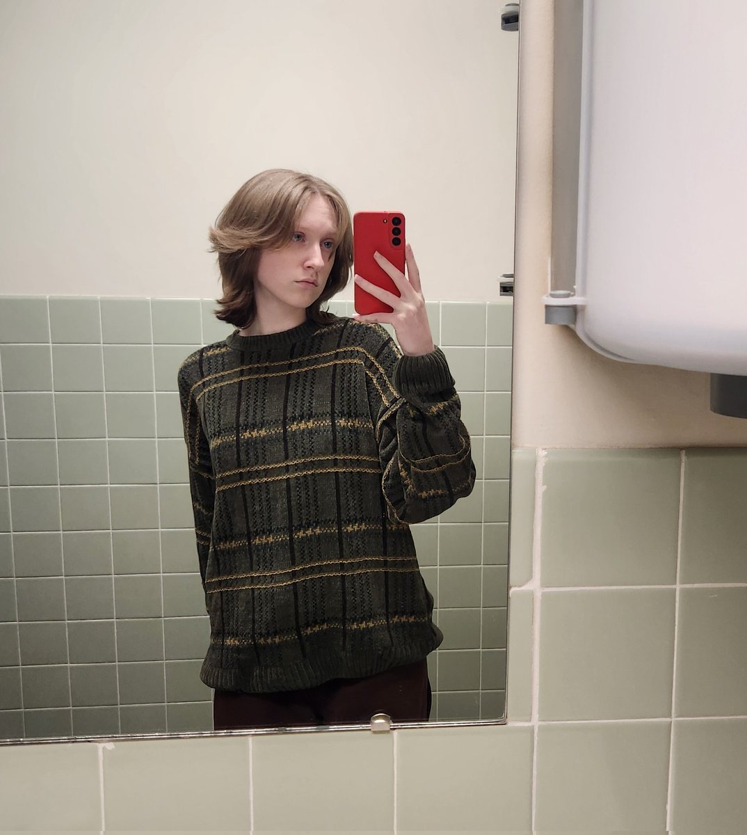 hiiii, my name is Enderose!! 

I create shiny hunting content in all gens using various methods but also full-odds, ive been a fan of pokemom since I was 4yrs old and ill never stop loving it <3

also im actually genderfluid!!