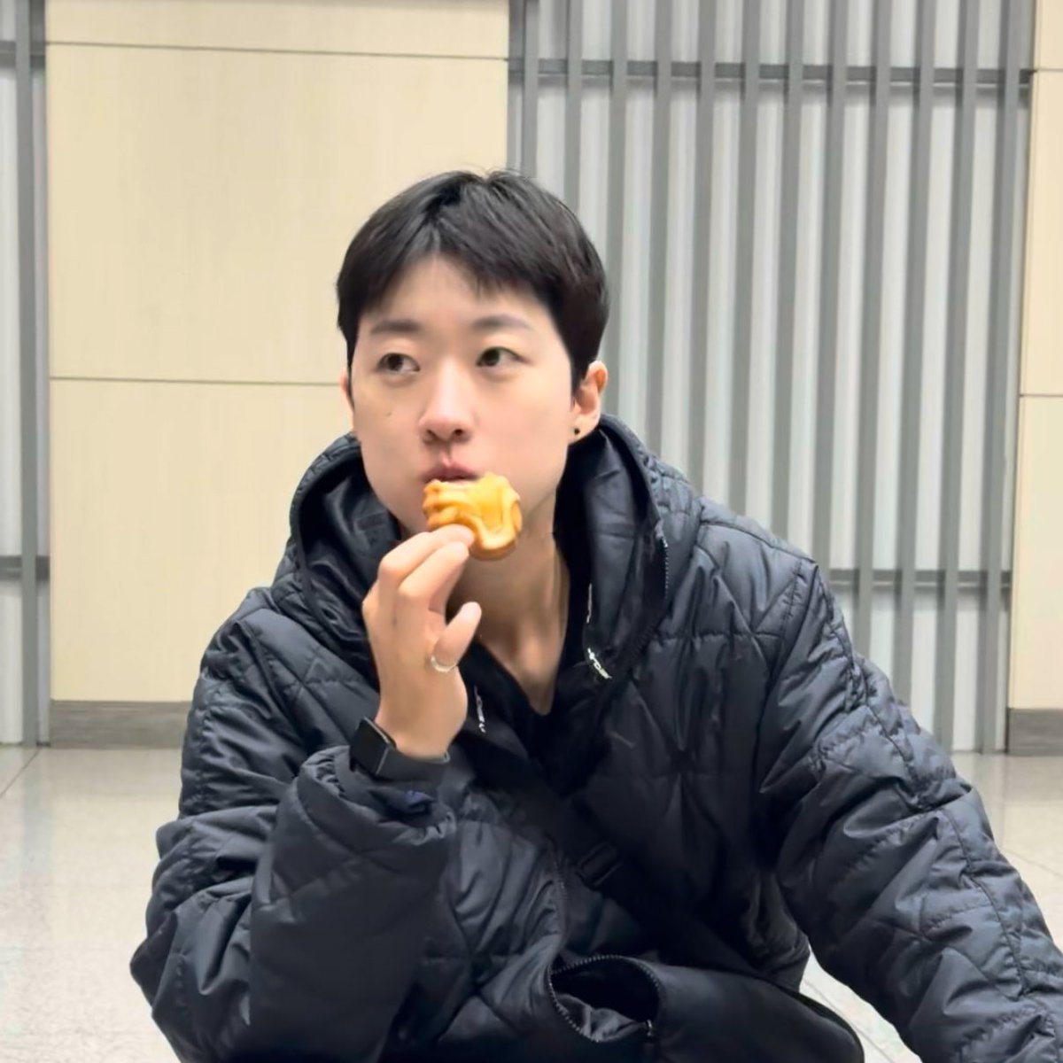 버터떡 먹는 영상 정말 귀여운 점 양볼 꽉찬 햄토리 됐는데 버터떡 상태보면 요만큼 먹은 상태라는거입평수 왤케 쪼끄만함