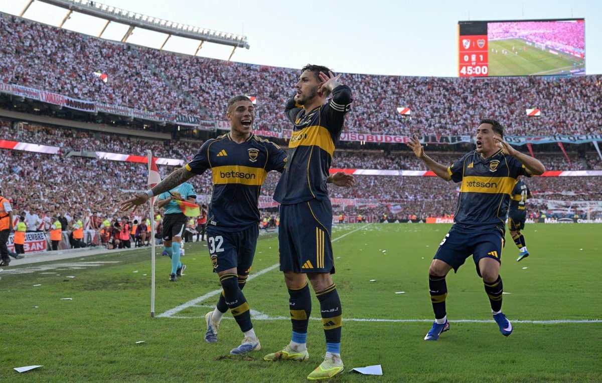 AleLiparoti's tweet photo. Cuando era chico Leandro Paredes soñaba con todo esto, se fue de muy pibe, salió campeón del mundo y volvió para darle alegría a su hinchada. 

Respeto eterno. https://t.co/rcJOfvs9gH