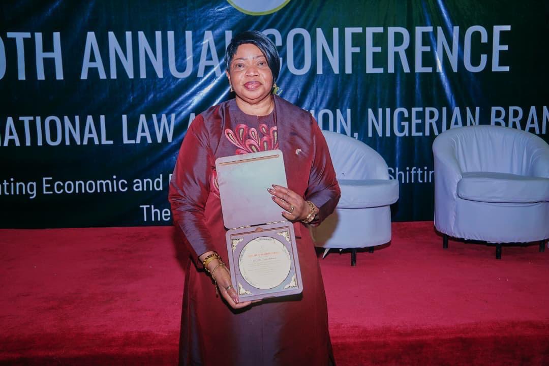 DembazDiao's tweet image. #Congratulations
 A l'ancienne procureure de la  #CPI et Ambassadrice de la  #Gambie auprès du Royaume-Uni
S.E. Dr Fatou Bensouda, a reçu le Prix d'honneur pour l'ensemble de sa carrière (“Lifetime Achievement Award “) décerné par Cf photos... 
@SeydiGassama
@GassamaFatou2