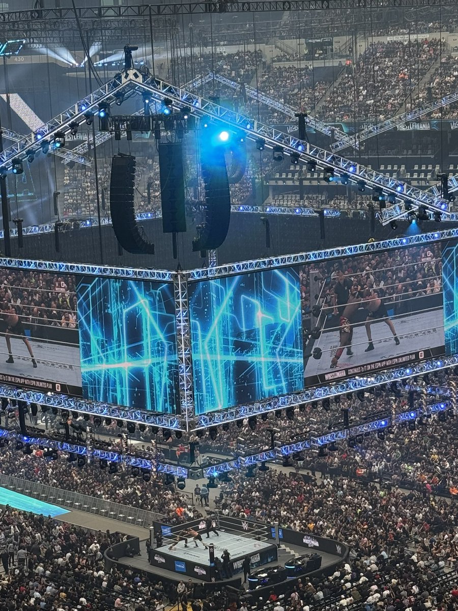 Kingely10's tweet photo. @WWE @TripleH 
Can yall do something about this light that’s blinding the heck out of us. https://t.co/oektWX1RaI